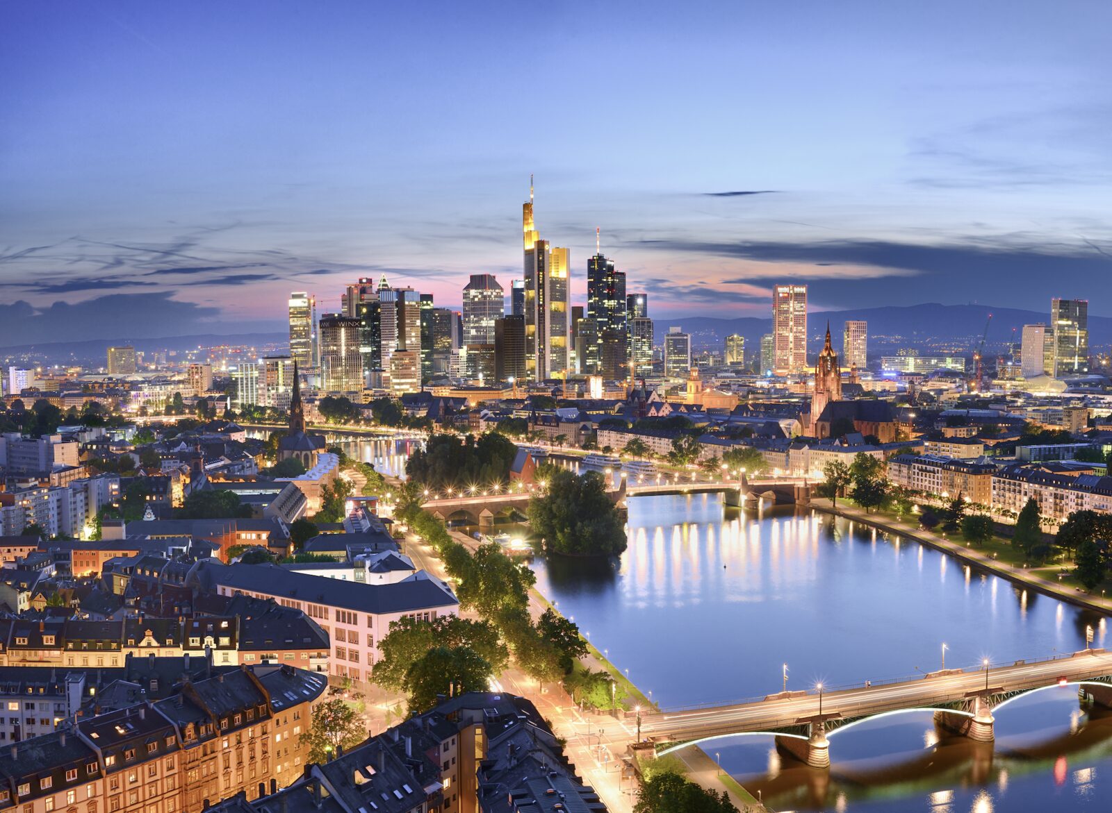 Aussicht vom Riesenrad auf die Frankfurter Skyline am Abend